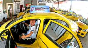 A taxi driver is looking forward to the upcoming Smart China Expo in southwest China's Chongqing municipality