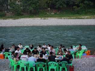 Unique Nightview in Wuxi: Having Barbeque Fish by the Riverside