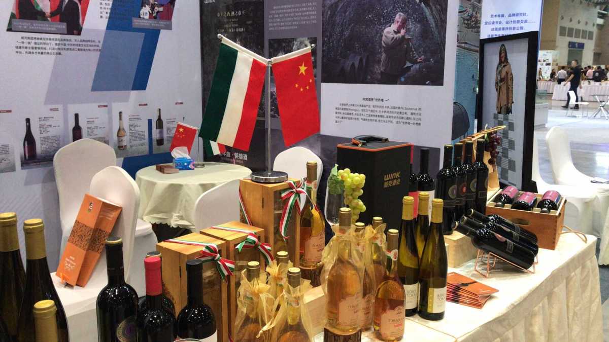 The Pavilion for General Consulate of Hungary in Chongqing brings the national wine – Takaji