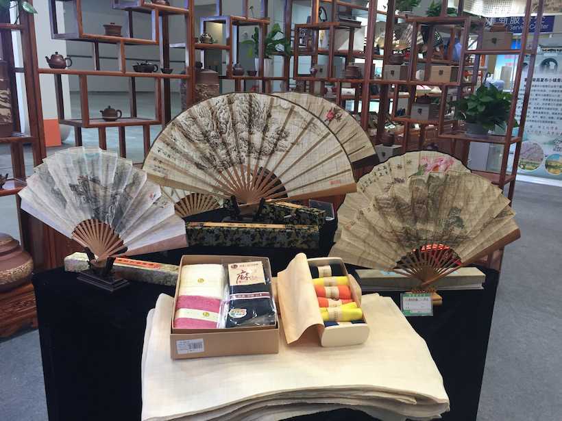 Rongchang grass cloth fan on exhibition in Rongchang District Pavilion