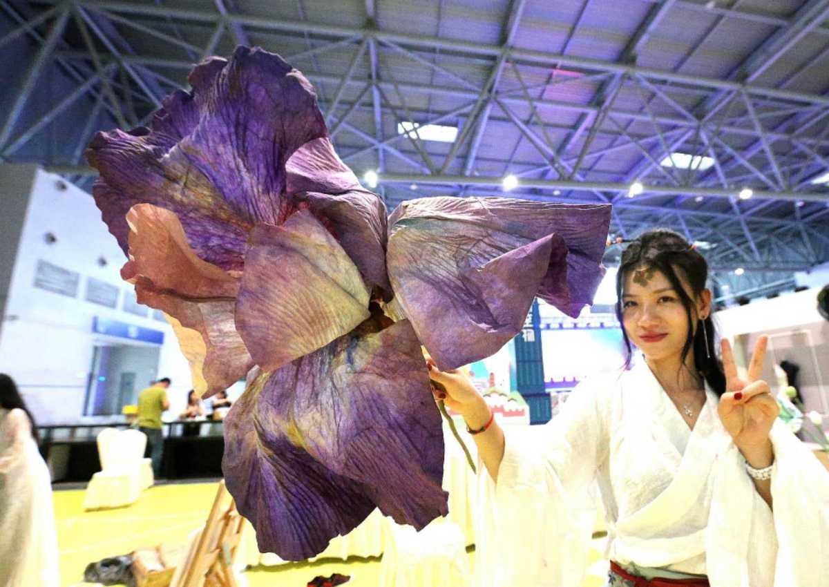 A-beauty-is-displaying-paper-iris