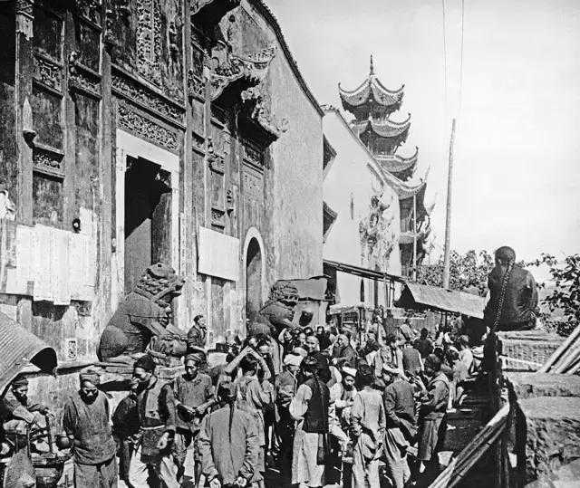 A lot of Chongqing locals come and go by Huguang Guild Hall in Chongqing, China. (Photo from the image document of Forever Chaotianmen)