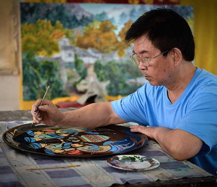 Cheng Tiande, China's nation inheritor of Chongqing lacquer painting, focuses on his works