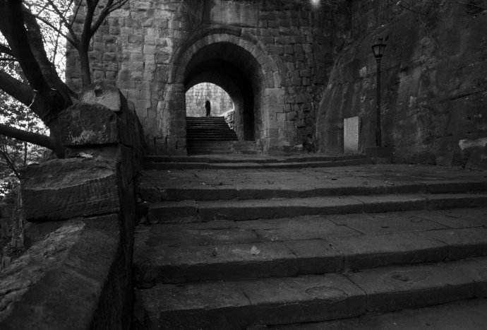 Embrace-Old-Chongqing-by-Alleys-and-Gates-Tongyuan-Men-gate-old-time