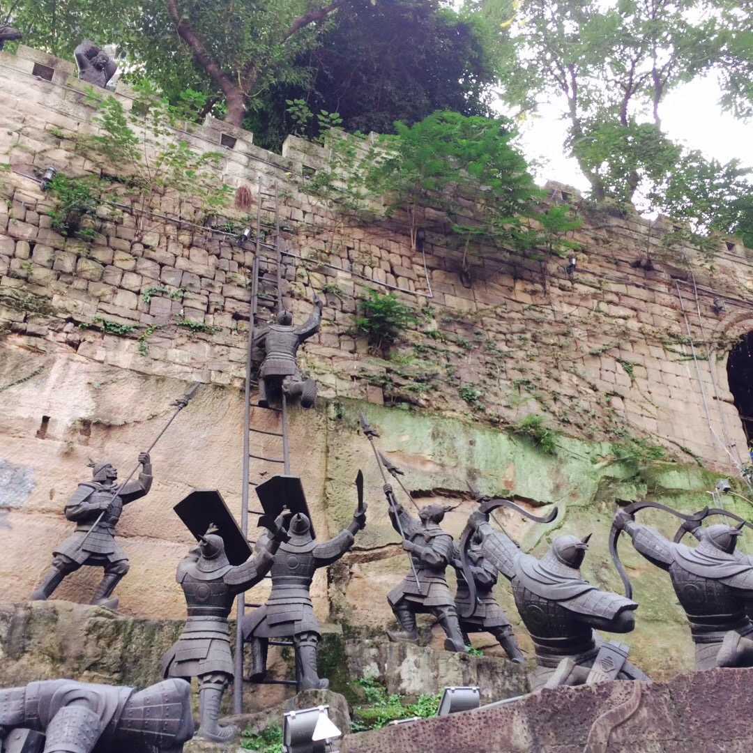 Embrace-Old-Chongqing-by-Alleys-and-Gates-Tongyuan-Men-gate