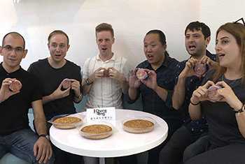 Expats in Chongqing Share Mooncakes to Have a Taste of Mid-Autumn Festival