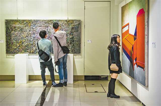 The-First-Artwork-Exhibition-of-Integrated-Material-visitors