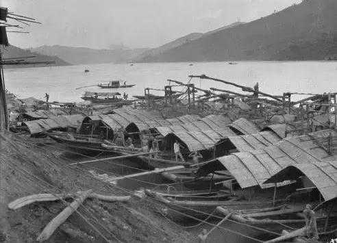 Wooden boats are berthed at Chongqing Chaotianmen Dock. (Photo by Sidney David Gamble)