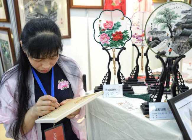 Lifelike Vivid Embroidery Masterpieces Impress Visitors in Chongqing