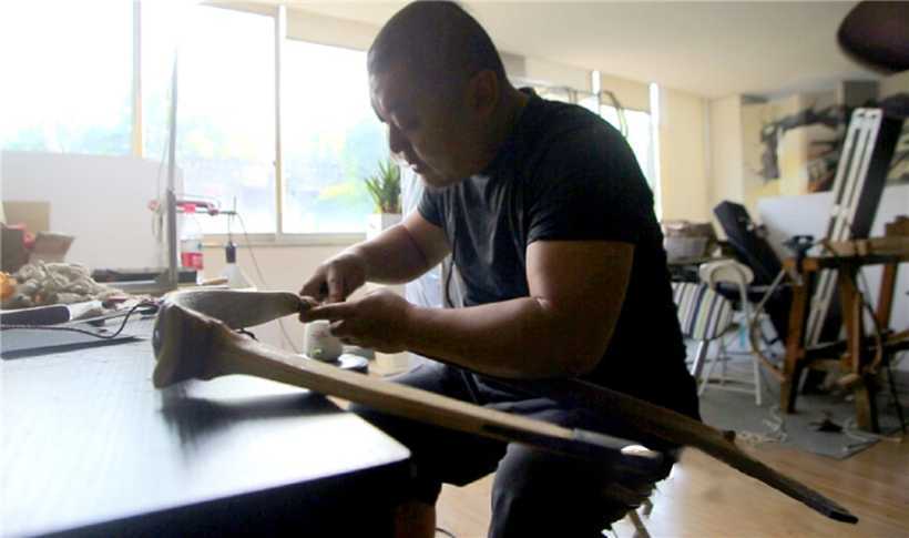 Li Qingyang is making the bow