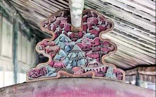 The part to support the roof of the Manor.