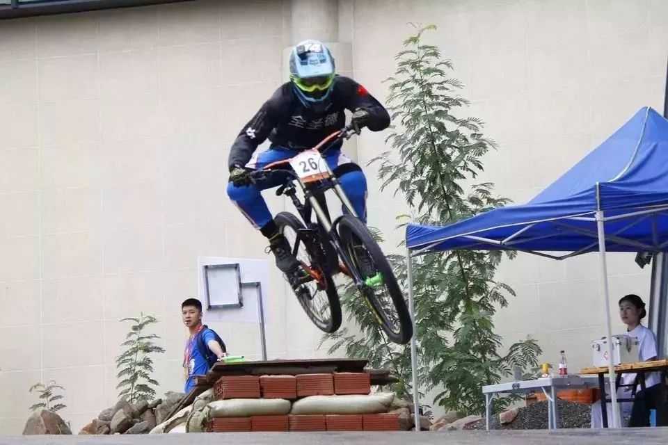 China's Urban Downhill Mountain Biking Race Takes Place in Chongqing