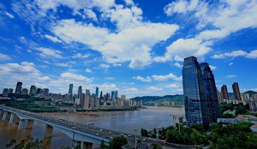 Both-sides-of-the-Yangtze-River-in-Chongqing-China.