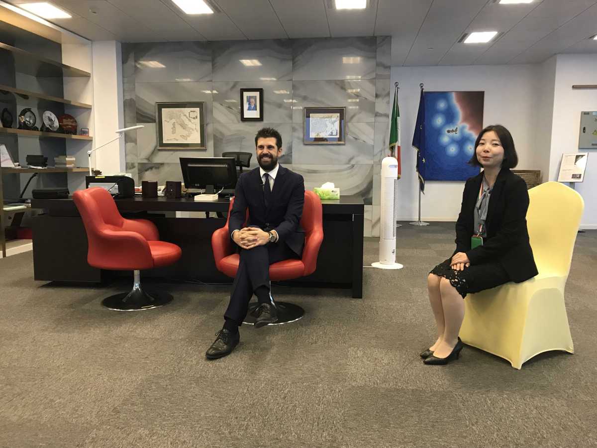 Davide Castellani (left), the vice-consul of Italy Consulate in Chongqing
