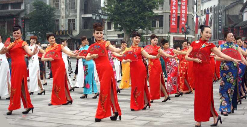 Senior-ladies-wear-Qipao-in-Chongqing