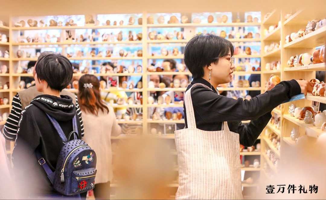 Take-One-Artwork-on-The-Exhibition-FOR-FREE-crowds