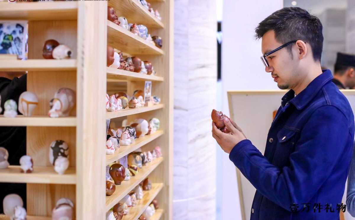 Take-One-Artwork-on-The-Exhibition-FOR-FREE-pick-gift