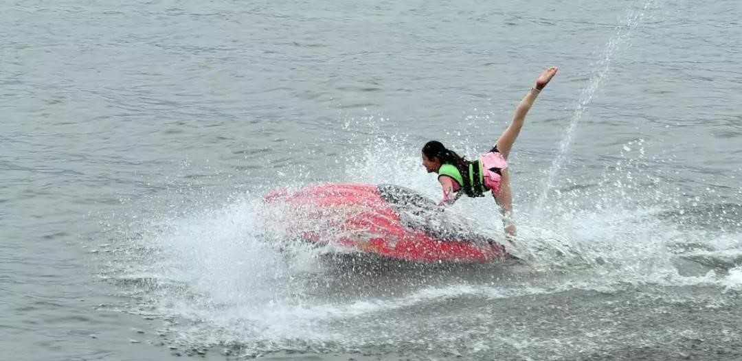 The motorboat stunt performance.