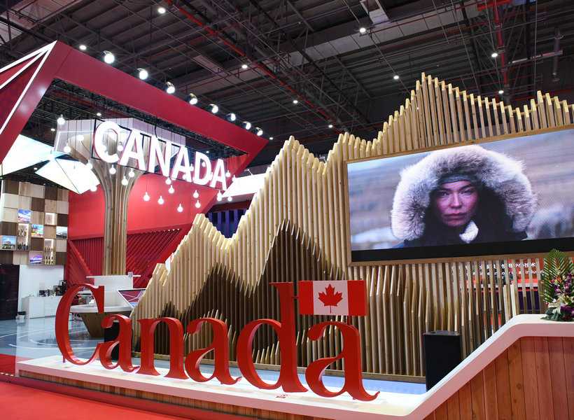 The colors of the Canada Pavilion is in concordance with the flag.