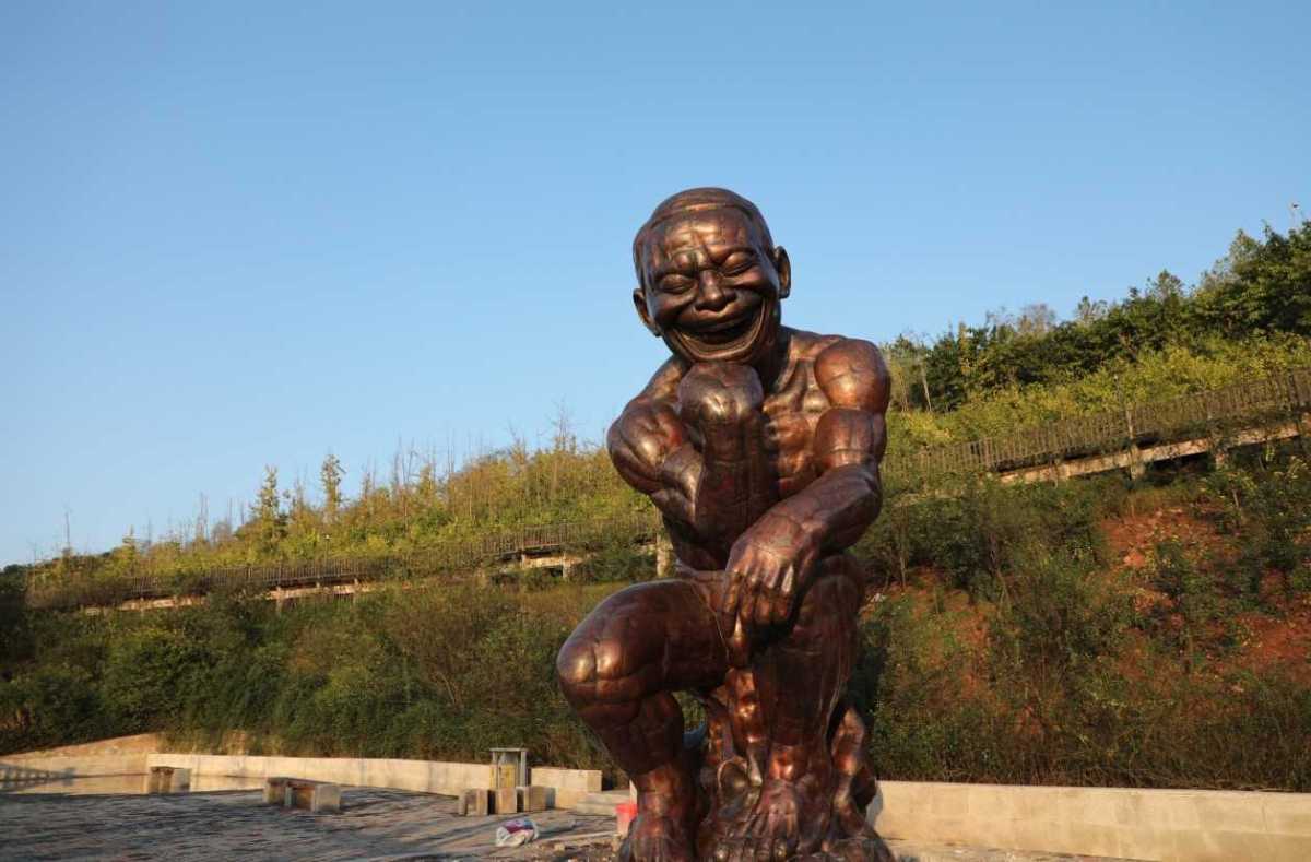 Yue Minjun’s Chongqing Thinker