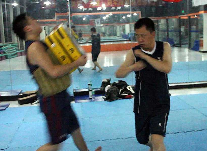 Du Zhiyu and his disciple in training