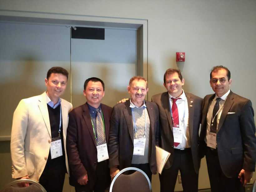 Du Zhiyu had a cordial exchange with experts from the presidium of ASCRS.
