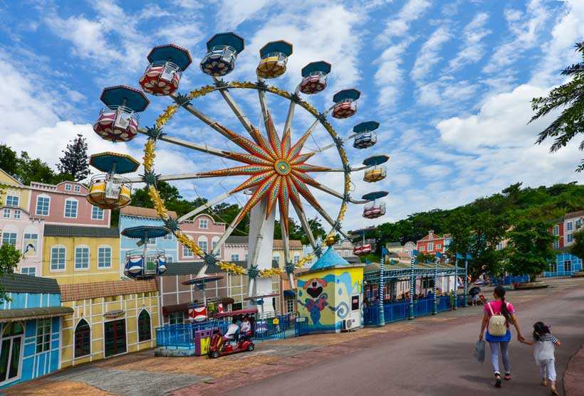 theme-park-ferris-wheel-Ye-Fengying