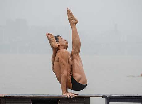 Amazing! Chongqing's 61-Year-Old Fitness Fanatic Practices Yoga on the River