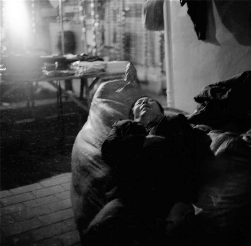 A laborer slept at Chaotianmen Market