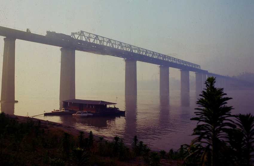 Railway-Bridge-Chongqing-Small-South-Sea-frog