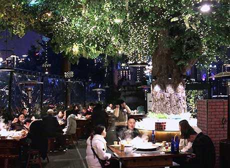 Oral History: Chongqing Hot Pot Grows from Roadside Stalls to The City's Symbol