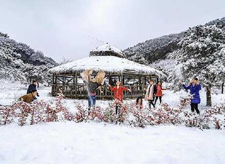 Chongqing Embraces Its Mountains Wrapped in Rime