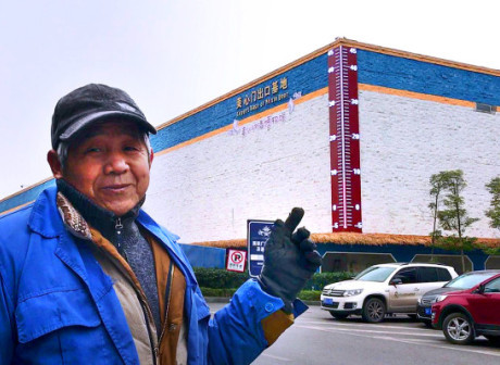 Chongqing's Biggest Outdoor Thermometer Attracts Passersby