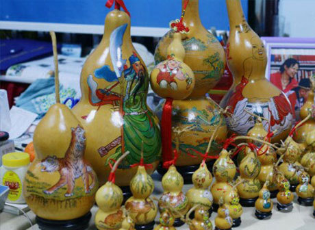 Calabash Painting: 62-Year-Old Man in Chongqing Devotes to Charity