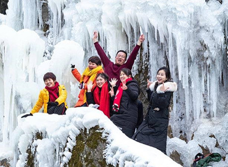 Amazing! Frozen Waterfall at Jinfo Mountain in Chongqing