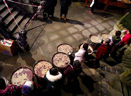Citizens of Chongqing Queue up for Laba Congee in Early Morning