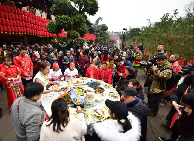 Chinese New Year: Kilometer Long Banquet in Zhongshan Ancient Town