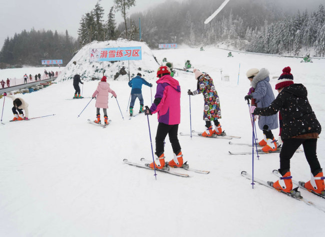 Citizens of Chongqing Enjoy Snow Season at Ski Resort