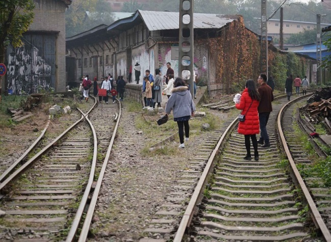 Old Train Tracks Risen as Emerging Tourist Attraction in Chongqing