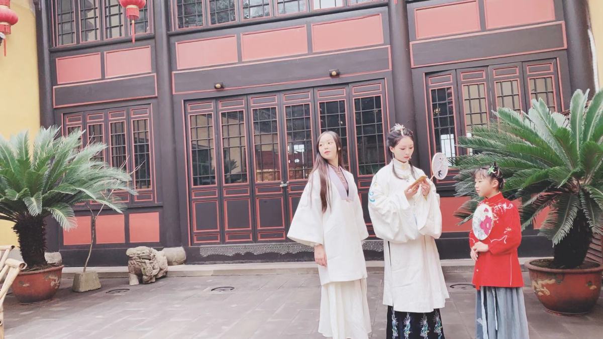 Girls in Han culture costumes
