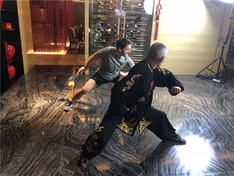 DOTA commenter is practicing the movement with Master Liu