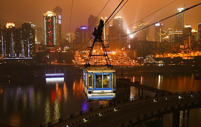 old-Chongqing-yangtze-river-cableway-night