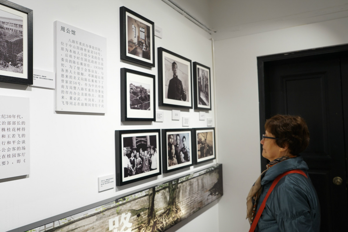 Visitors are watching the pictures on exhibition.