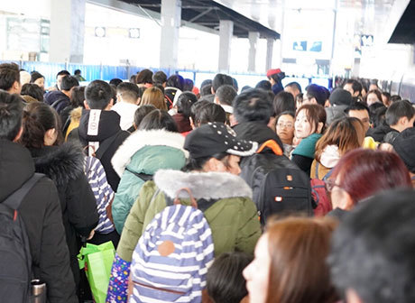 In Pics: Returning with Hometown Gifts after Spring Festival