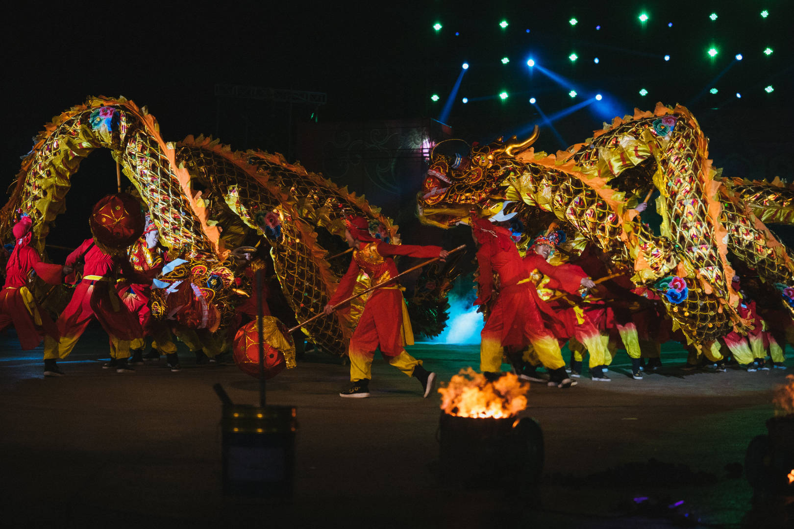 Two dragons played with the pearl at Tongliang Dragon Lights Art Festival. Photo by Martin S. (Max).