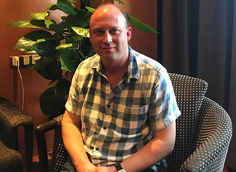 Searching for the Grave of a Buired Comrade in Chongqing