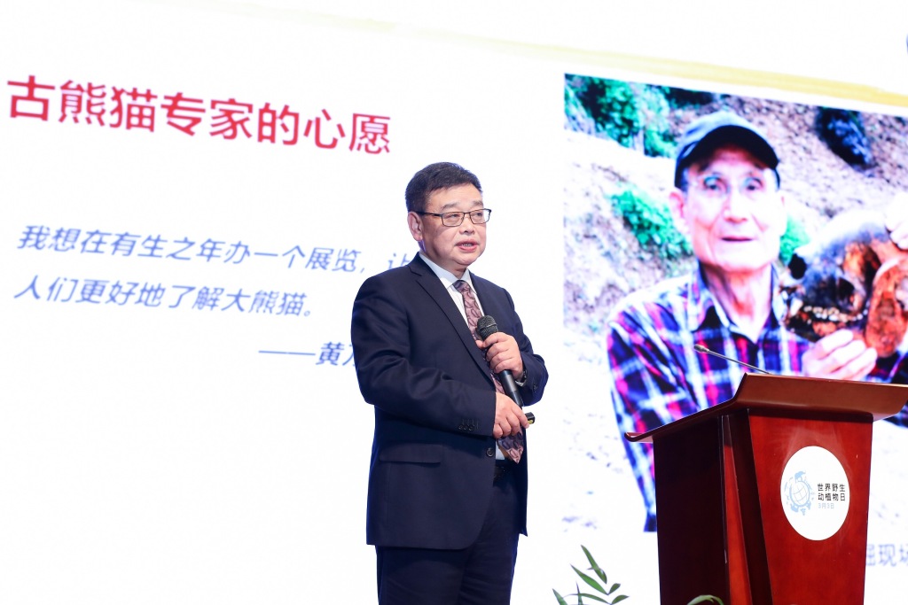 Ouyang Hui, the director of Chongqing Nature Museum, is on his speech