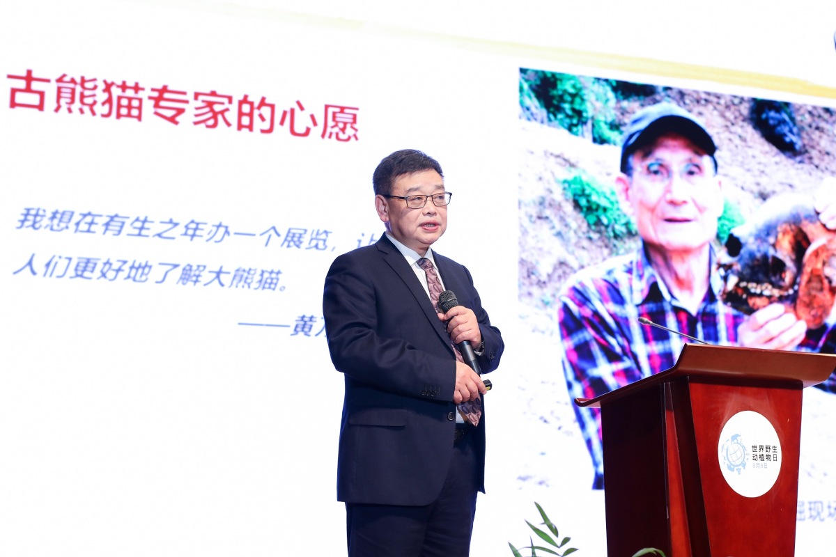 Ouyang Hui, the director of Chongqing Nature Museum, is on his speech
