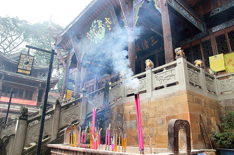 Taoist-temple-incense