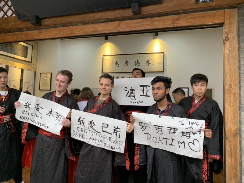 Foreign visitors showed their calligraphy